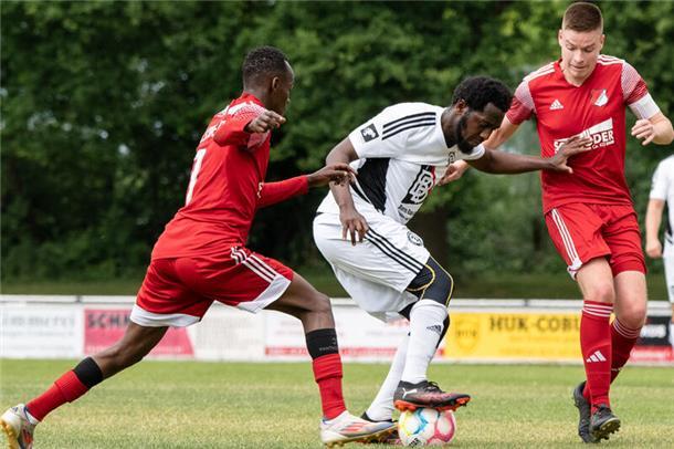 TuS Zeven verhindert vorzeitige Selsinger Meisterschaft Der Zevener Ben Ally Shabani behauptet hier den Ball gegen Yousif Ramadan Musa und Marek Schotman.