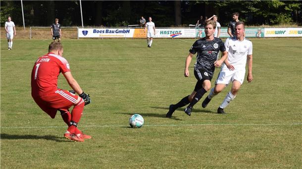 Drei Fußballer mit Ball: Der Zevener Torwart Clemens Fischer und Routinier Lennart Brunke (Zweiter von rechts) werden heute beim Gastspiel bei der FSV Hesedorf/Nartum wieder gefordert.