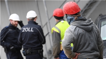 Der Zoll kontrolliert Arbeiter.
