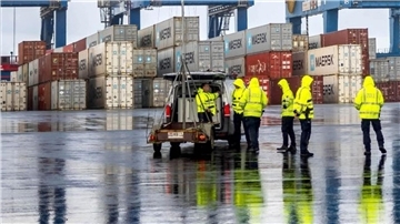 Der Zoll kontrolliert Container im Hafen von Bremerhaven.