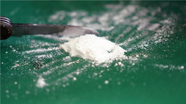Der Zoll präsentiert einen kleinen Teil sichergestellten Kokains. In Bremerhaven sollen Zollfahnder und Kriminalpolizisten künftig enger zusammenarbeiten.