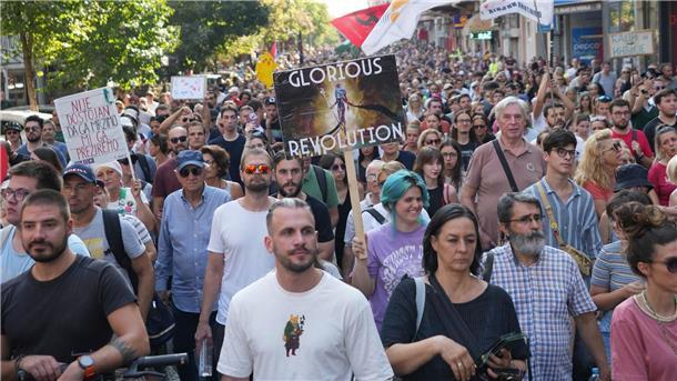 Proteste gegen Regierung und Polizeigewalt in Serbien Der Zorn der Protestierenden richtet sich insbesondere gegen das jüngste gewaltsame Einschreiten der Polizei im nordserbischen Novi Sad.