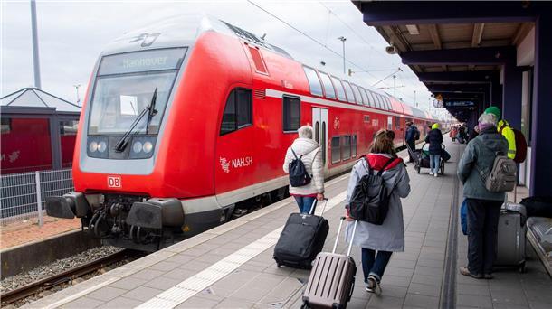 Das sollten Sie zum Start über das Deutschland-Ticket wissen Ein Zug fährt in einen Bahnhof ein