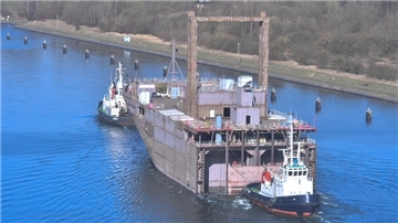 Der zweite Tankerneubau für die Deutsche Marine soll in Papenburg bei der Meyer-Werft fertiggestellt werden. Dorthin ist er nun überführt worden.