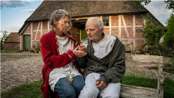 Der Zweiteiler „Altes Land“ gilt als eines der Highlights des ZDF-Herbstes. In dem Generationen-Drama spielen unter anderem Iris Berben und Milan Peschel Hauptrollen.