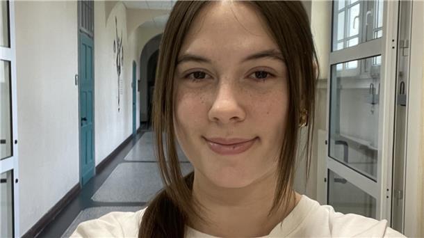 Das denken Nordenhamer Erstwähler über die Bundestagswahl Junge Frau im Flur des Gymnasiums Nordeham.