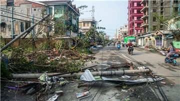 Der Zyklon hat in Sittwe (Myanmar) Laternenpfähle und Bäume niedergerissen.