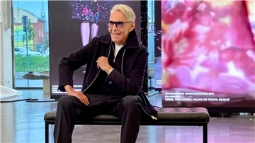 Designer, Maler, Zeichner und Bildhauer - Wolfgang Joop (80) sitzt in der neuen Ausstellung über sein Lebenswerk.