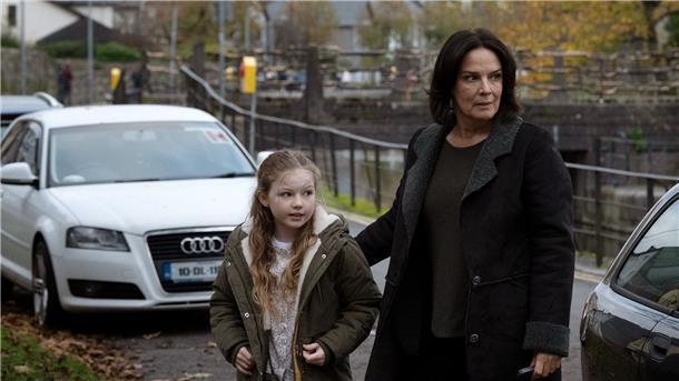 „Irland-Krimi“ mit Desirée Nosbusch im Ersten Desiree Nosbusch (r) spielt im „Irland-Krimi: Familienbande“ an der Seite von Molly McCann.