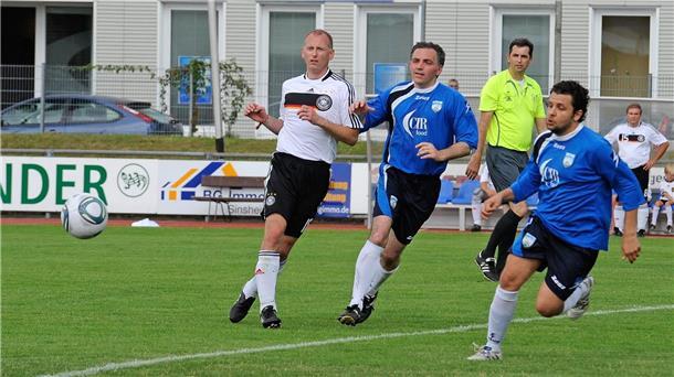 Loxstedts Bürgermeister Detlef Wellbrock hört 2026 auf Detlef Wellbrock ist ein begeisterter Kicker - und hat jahrelang nicht nur in der Fußball-Nationalmannschaft mitgespielt (ganz links auf dem Foto), sondern war auch der Vorsitzende des Vereins.