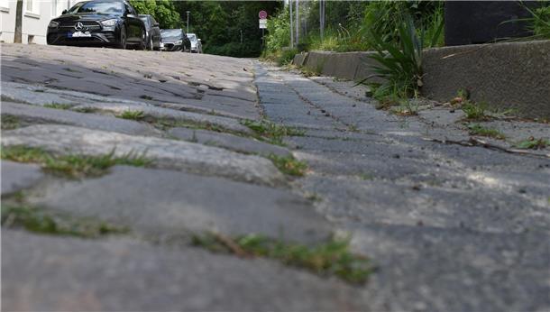 Schon zwei Mal erneuert - Straße am Becké-Platz bald wieder hin? Abgesackte Straße am Waldemar-Becké-Platz in Bremerhaven