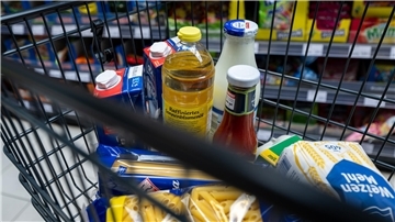 Deutlich teurer ist das Einkaufen im Supermarkt in den vergangenen 18 Monaten geworden. Und bei immer mehr Produkten lauern nun auch versteckte Preiserhöhungen auf den Kunden. (Symbolbild)