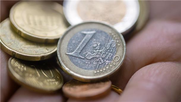 Nahaufnahme von Euromünzen in einer Hand