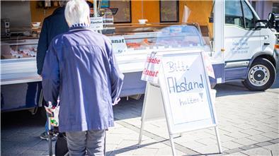 Deutlicher Hinweis an die Kunden, sich auf dem Wochenmarkt in Geestemünde diszipliniert zu verhalten.