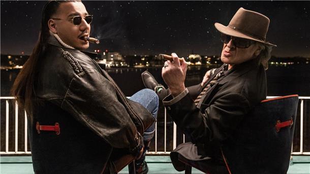 Udo und Apache mit größtem deutschsprachigen Nummer-eins-Hit Deutsch-Rapper Apache 207 (l) und der Panikrocker Udo Lindenberg feiern gemeinsam großen Erfolg.