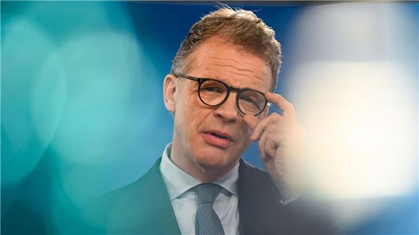 Deutsche Bank bleibt trotz Gewinneinbruch zuversichtlich Deutsche-Bank-Management trotz Gewinnrückgangs zufrieden mit „Übergangsjahr 2024“