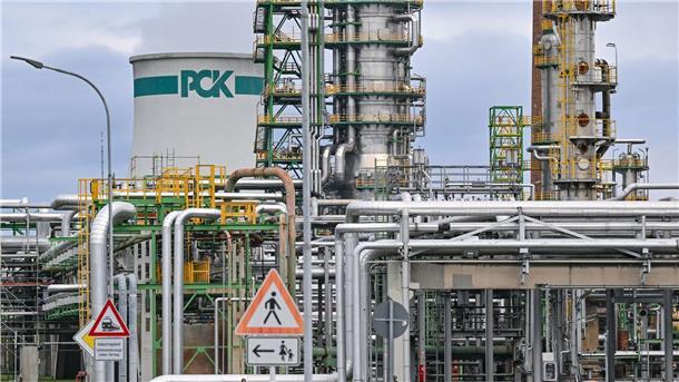 Regierung: US-Sanktionen betreffen nicht Rosneft Deutschland Deutsche Rosneft-Beteiligungen wie die PCK-Raffinerie dürften nach Einschätzung der Regierung nicht unter die Sanktionen fallen. (Archivbild)