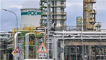 Deutsche Rosneft-Beteiligungen wie die PCK-Raffinerie dürften nach Einschätzung der Regierung nicht unter die Sanktionen fallen. (Archivbild)