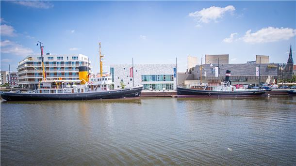 Nicht nur Elsa und Anna: Bremerhavens Highlights im Herbst Deutsches Auswandererhaus Bremerhaven mit bestehendem und neuen Gebäudekomplex.
