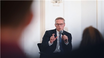 „Deutschland hat über Jahrzehnte bürokratischen Beton angehäuft – jetzt müssen wir ihn konsequent abtragen“, schreibt Digitalminister Wildberger an seine Kabinettskolleginnen und -kollegen. (Archivbild)