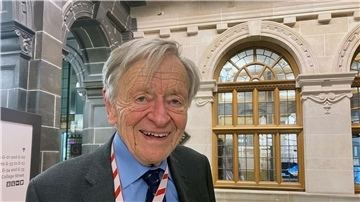 „Deutschland ist in Schwierigkeiten, weil es nicht das Positive, das es erreicht hat, zunichte machen will“, sagt Alfred Dubs.