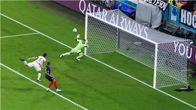 Deutschland verlor gegen Frankreich durch ein Eigentor von Mats Hummels (links).