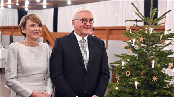 Deutschlands First Lady ist Weihnachten auf Familien-Tour Deutschlands First Lady Elke Büdenbender (60) legt seit vielen Jahren Wert auf Weihnachten im großen Familienkreis.