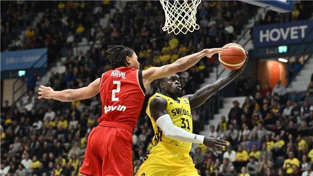 Basketballer verlieren beim Bundestrainer-Debüt in Schweden Deutschlands Jack Kayil in Aktion.