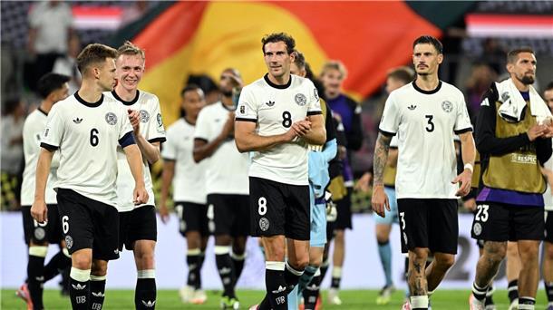 Bilder des Tages Deutschlands Spieler jubeln nach dem Spiel gegen Nordirland.