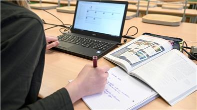 Deutschlandweit lernen Kinder online von zu Hause. Auch die Zinzendorfschule in Tossens hat seit dem ersten Lockdown eine Schulcloud eingerichtet. Jetzt berichten die Lehrer von den Erfahrungen.