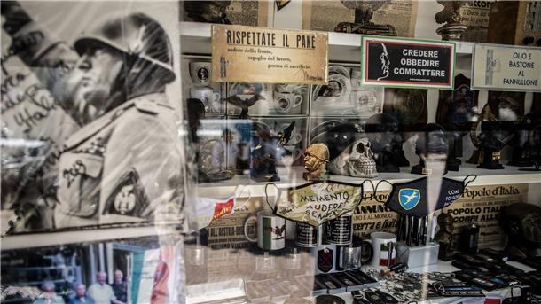 Devotionalien des ehemaligen italienischen Diktators Benito Mussolini und Fan-Artikel des Faschismus werden in einem Geschäft in Predappio, wo Mussolini beerdigt ist, verkauft.