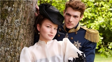 Devrim Lingnau als Kaiserin Elisabeth und Philip Froissant als Franz Joseph in der Serie „Die Kaiserin“.
