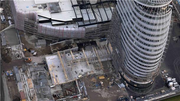 100 Millionen Euro und 100 Firmen: Wissen Sie noch, wie das Klimahaus entstand? Dezember 2007: Blick auf die Baustelle. Das Sail-City-Gebäude war zu dem Zeitpunkt bereits fertiggebaut. Der Bau des Klimahauses war so komplex, dass etwa 20 Architekturbüros, Büros der Sonderingenieure sowie Statiker dafür nötig waren.