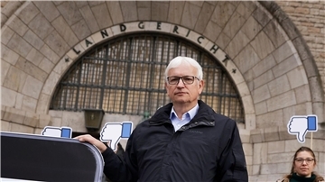 DHU-Geschäftsführer Jürgen Resch vor dem Landgericht Berlin.
