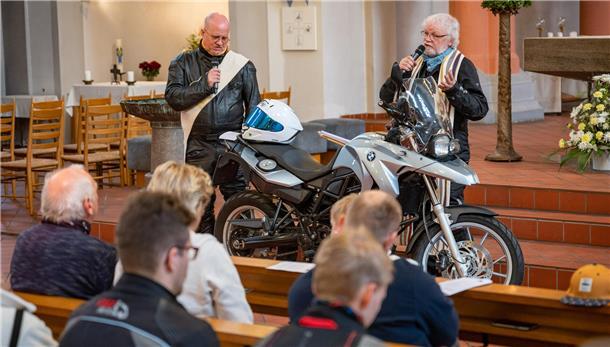 Gottes Segen für Motorradliebhaber in Bremerhaven Diakon Samuel Elsner (li.) und Pastor Johann de Buhr beim Biker-Gottesdienst in der Herz-Jesu-Kirche Eupener Straße mit anschließender Gruppen-Rundfahrt.