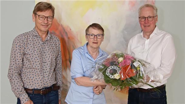 Diakonie-Vorstand Thomas Feld (rechts) und Kai Kupka (links), Referent für Suchthilfe bei der Diakonie im Oldenburger Land, verabschiedeten Birthe Voß.