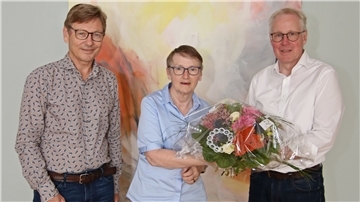 Diakonie-Vorstand Thomas Feld (rechts) und Kai Kupka (links), Referent für Suchthilfe bei der Diakonie im Oldenburger Land, verabschiedeten Birthe Voß.