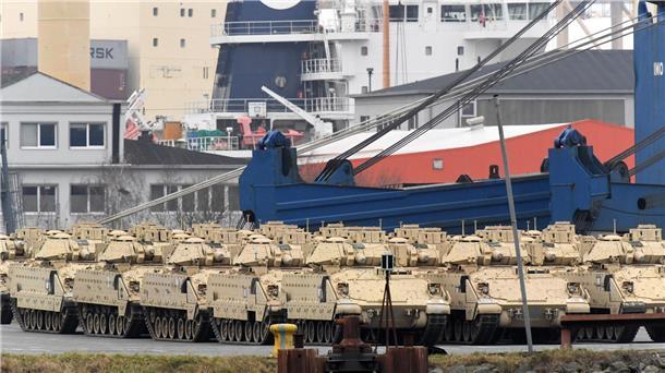 In die Ukraine? USA bringen via Bremerhaven viele Panzer und MaxxPro nach Europa Dicht an dicht stehen die Schützenpanzer auf der Kaje vor der Heckrampe des Transportschiffes "Endurance".