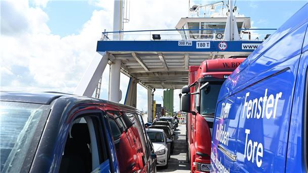 Dicht an dicht stehen Fahrzeuge auf der Weserfähre in Richtung Bremerhaven. Der Fortbestand der Fähre war durch die Finanzlage der Stadt Nordenham infrage gestellt. Nun können die Karten neu gemischt werden.