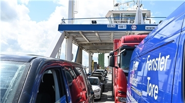 Dicht an dicht stehen Fahrzeuge auf der Weserfähre in Richtung Bremerhaven. Der Fortbestand der Fähre war durch die Finanzlage der Stadt Nordenham infrage gestellt. Nun können die Karten neu gemischt werden.