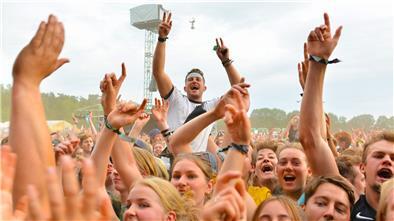 Dicht gedrängt stehen Tausende vor einer der Bühnen beim Hurricane-Festival. Coronaschutz war kaum ein Thema.