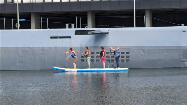 SUP-Premiere geglückt: In Bremerhaven zwischen historischen Schiffen paddeln Dicht vorbei am U-Boot Wilhelm Bauer.