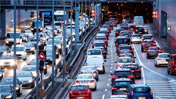 Dichter Berufsverkehr schiebt sich durch den Tunnel Heckenstallerstraße in München.