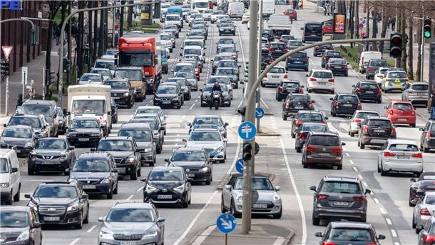 Dichter Verkehr auf der Ludwig-Erhard-Strasse in Hamburg.