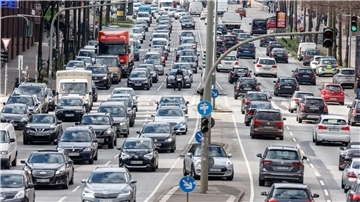 Dichter Verkehr auf der Ludwig-Erhard-Strasse in Hamburg.