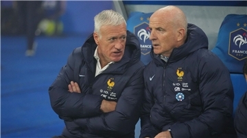 Didier Deschamps (l) erklärt den erneuten Verzicht auf Kapitän Kylian Mbappé.  