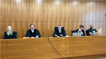 Die 1. Große Jugendkammer des Landgerichts Kassel vor Beginn der Verhandlung im Fall einer getöteten 14-Jährigen aus Bad Emstal.