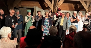 Bild vom Schlussapplaus beim Theaterstück Anna Rüdebusch