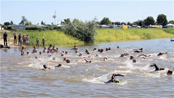 Das Hermann-Allmers-Schwimmen geht in die 14. Runde - Anmeldung noch möglich Menschen schwimmen in einem Fluss.  Die 14. Ausgabe des Hermann-Allmers-Schwimmen findet Anfang Juli statt. Anmeldungen sind noch bis zum 26. Juni möglich.