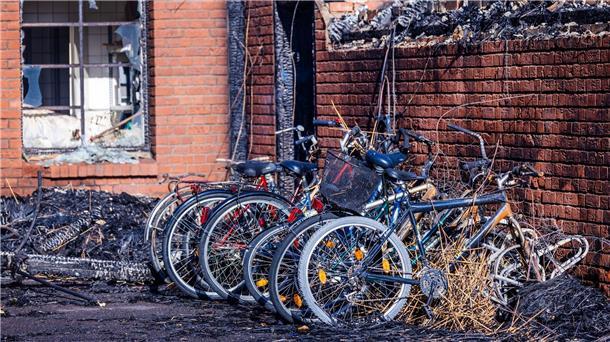 Brennende Flüchtlingsunterkunft - Staatsschutz ermittelt Die 14 Bewohner wurden nach den Rettungsarbeiten in anderen Wohnungen untergebracht.